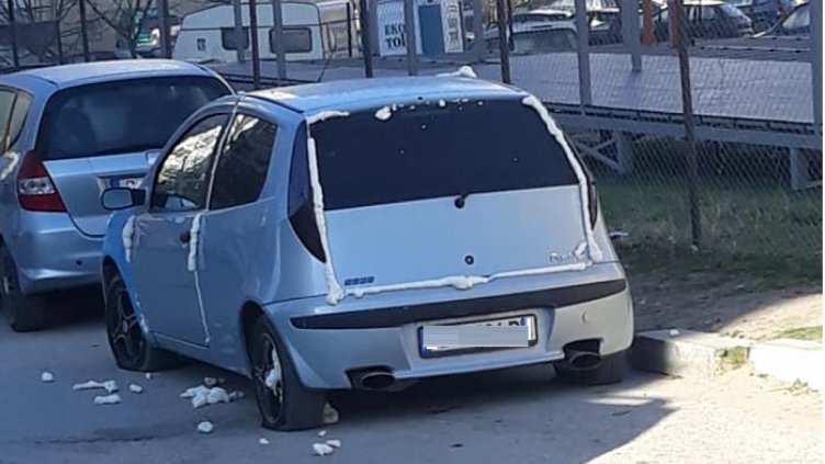 Запечатан с монтажна пяна и спукани гуми автомобил осъмна във Варна (СНИМКИ)