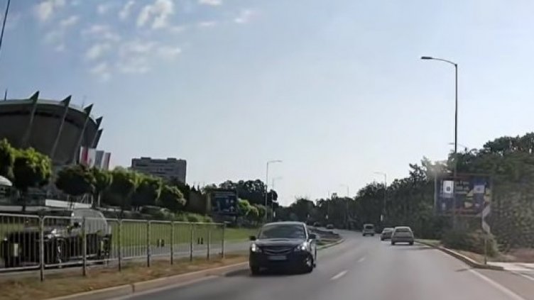 Кола се озова в насрещното до Спортна зала във Варна