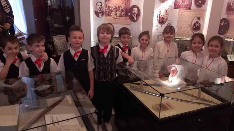 Дечица от ОДЗ „Палечко“ изнесоха патриотична програма в Музея на Възраждането