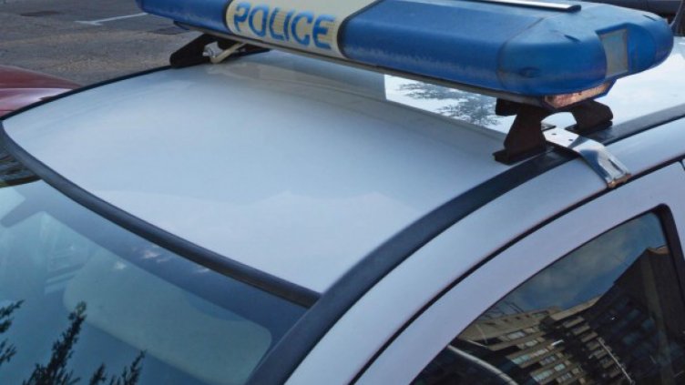 Кола поднесе на мокър асфалт и се заби в камион