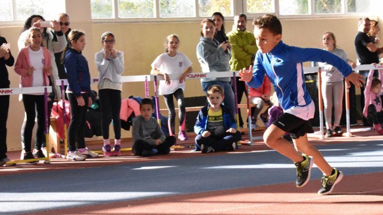 Деца и родители заедно в спортна надпревара във Варна