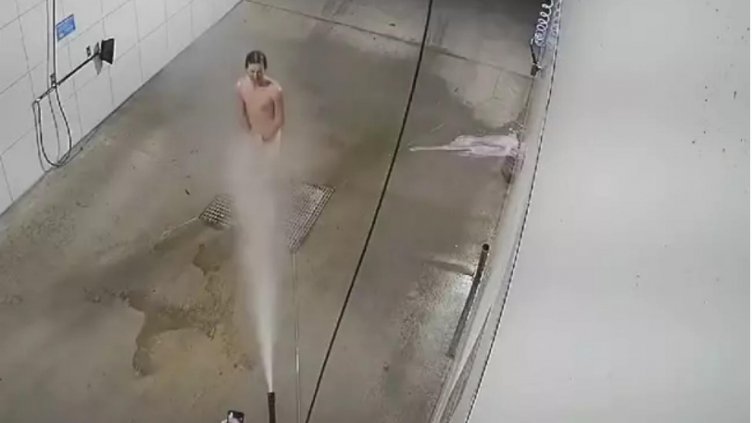 Гледката е веднъж! В кръг, тичешком &ndash; мъж си взе душ на автомивка
