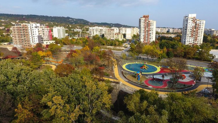 Паркът във „Възраждане“ е почти готов (СНИМКИ)