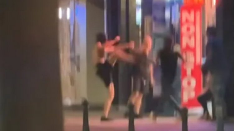 Агресия! Младежи нападат и бият хора на пл. "Славейков" в София