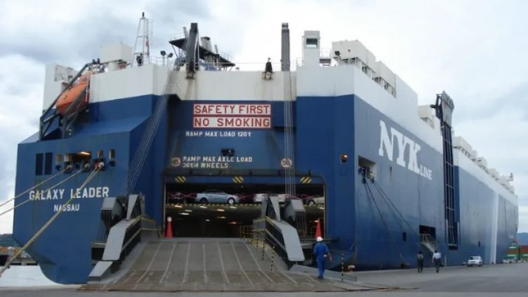 Делегация на Червения кръст посети екипажа на отвлечения Galaxy Leader