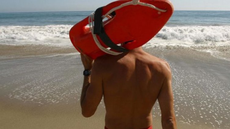 Спасителите по морето помпат мускули, но на плажа