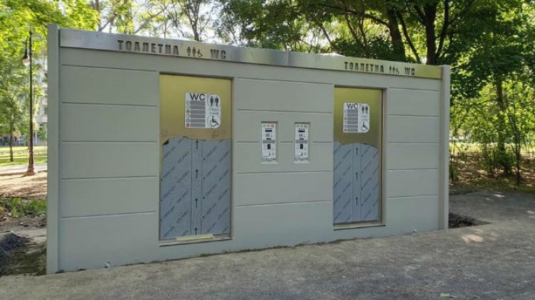 Стискаш, оглеждаш се и търсиш: В София градските WC-та са 4, във Варна 17