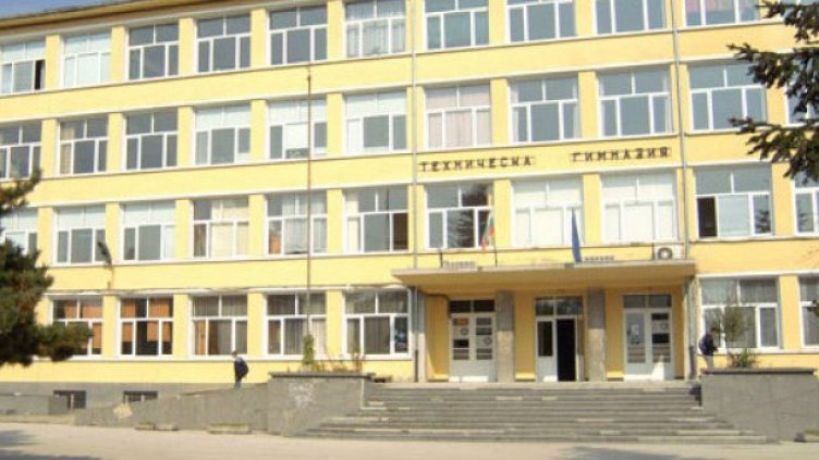 Варненци отново на протест срещу заключен училищен двор