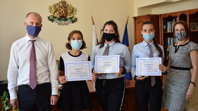 Председателят на Окръжен съд – Варна, съдия Марин Маринов заедно с победителите в конкурса  Николета Алексовска (от ляво на дясно), Камелия Добрева, Хаят Осман и съдебният администратор на съда Мирослава Славчева.