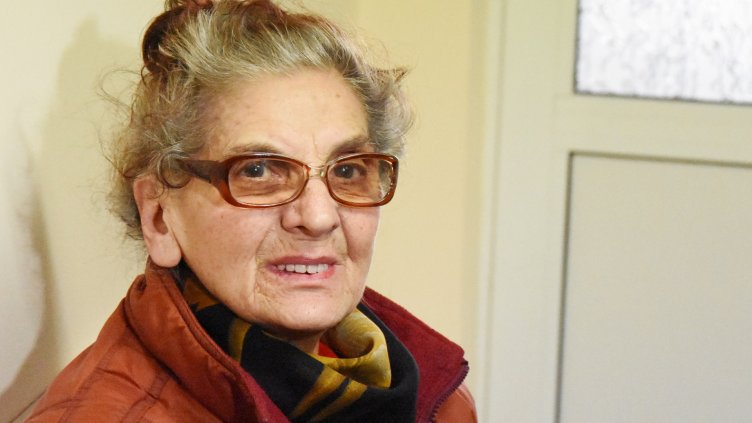 Баба Веска, станала муле на ало измамници, ще е под ключ в дома си (СНИМКИ)