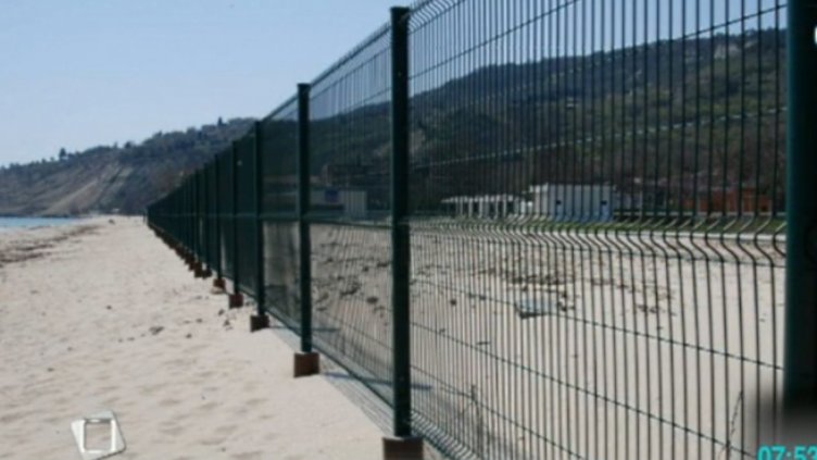 Метална ограда разделя плажа в Кранево