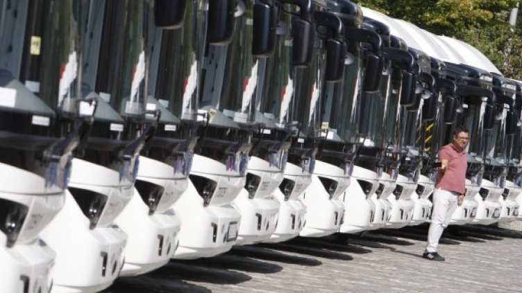 Пътниците във влаковете и автобусите намаляват през първото тримесечие