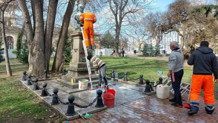 Има задържан за поругаването на паметника на граф Игнатиев във Варна