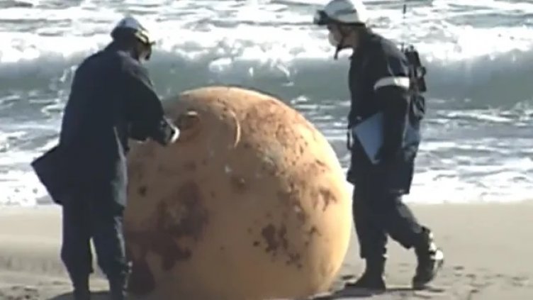 Странна сфера се появи на плаж в Япония