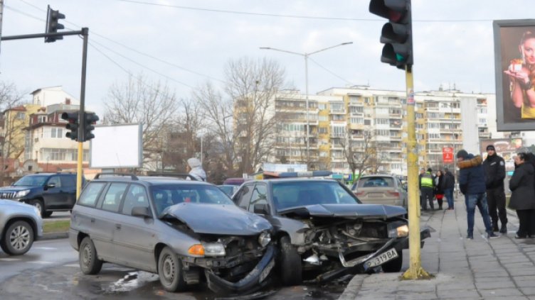Двама с опасност за живота след отнето предимство във Варненско