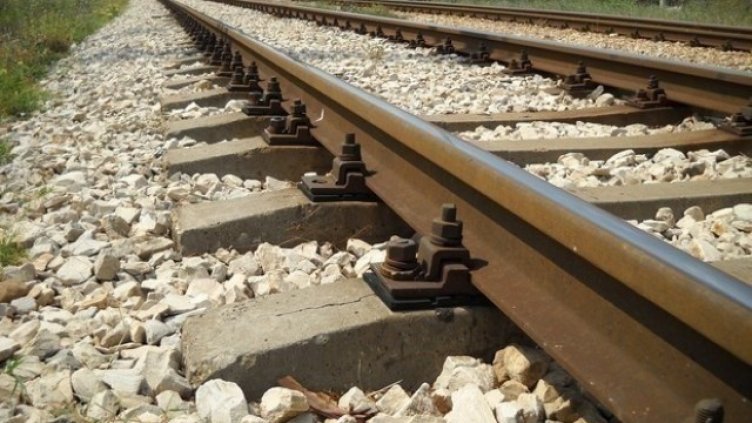 Влак прегази млад мъж в района на село Тополица