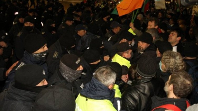 Бомбички, димки и счупени витрини по време на протеста в София