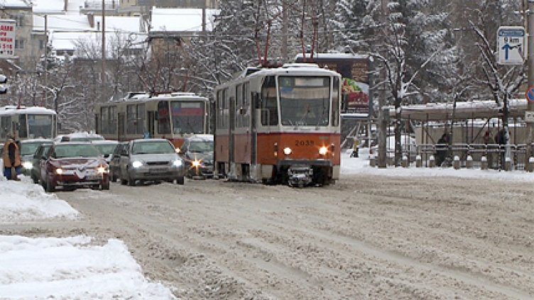 99 снегорина обработват срещу заледяване зимна София