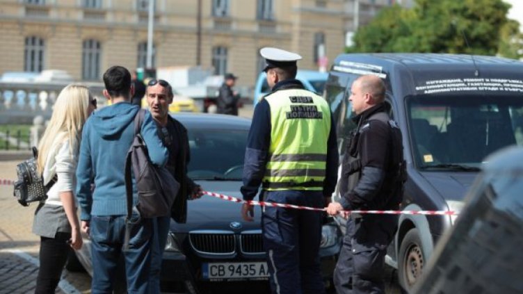 Изоставена раница вдигна на крак полицията пред Народното събрание