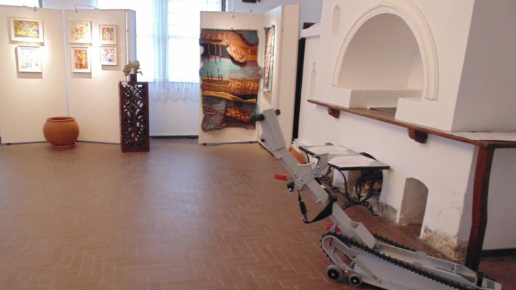 Настоящият верижен робот, собственост на ДКИ КЦ &quot;Двореца&quot;, също даващ възможност за достъп на хората с увреждания до не малка част от забележителностите в Архитектурно-парковия комплекс