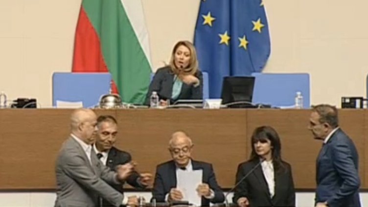 Депутатите за малко не се сбиха след скандал за орден "Стара планина"