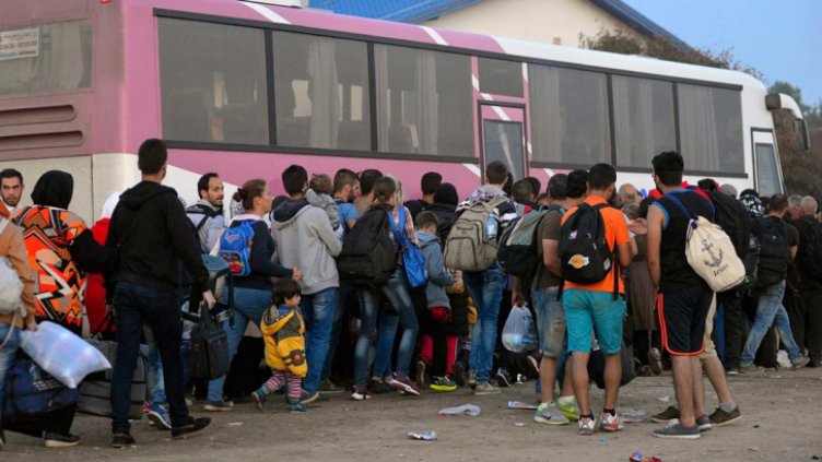 Сърбия подкара бежанците с автобуси към Хърватия