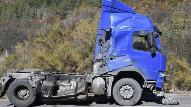 Обърнат ТИР затвори Ришкия проход 