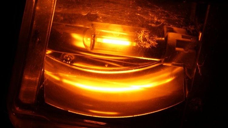 Улична лампа се запали във Варна