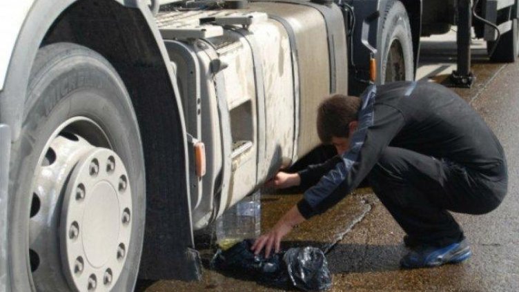 Арестуваха двама, точили нафта от частна фирма