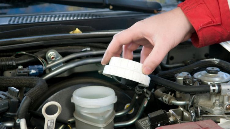 Грешката, която може да ни струва скъпо... Спирачната течност в колата
