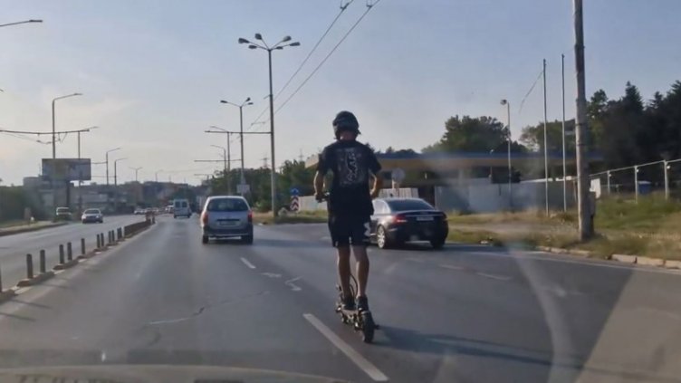 Мъж с тротинетка криволичи с бясна скорост между колите по бул. "Сливница" във Варна