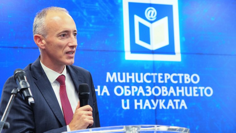 Образователният министър обяви страхотна новина за учителите