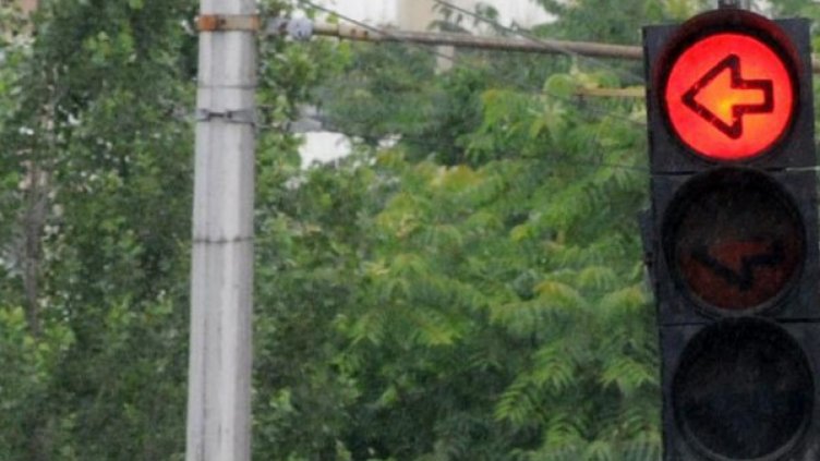 Кола влезе на червено в кръстовище, три жени пострадаха