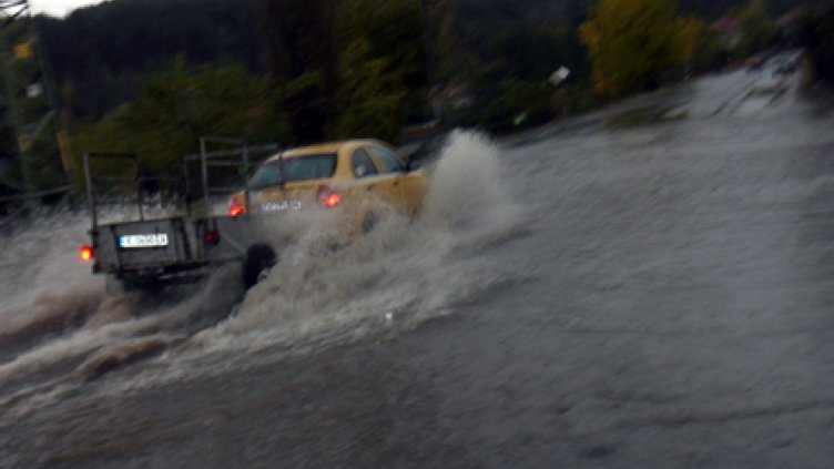 Жълт код за обилни валежи в 12 области