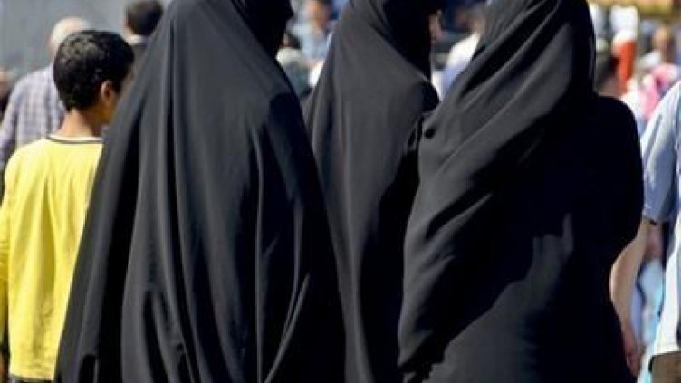 Първата глоба за носене на фередже в Пазарджик вече е факт