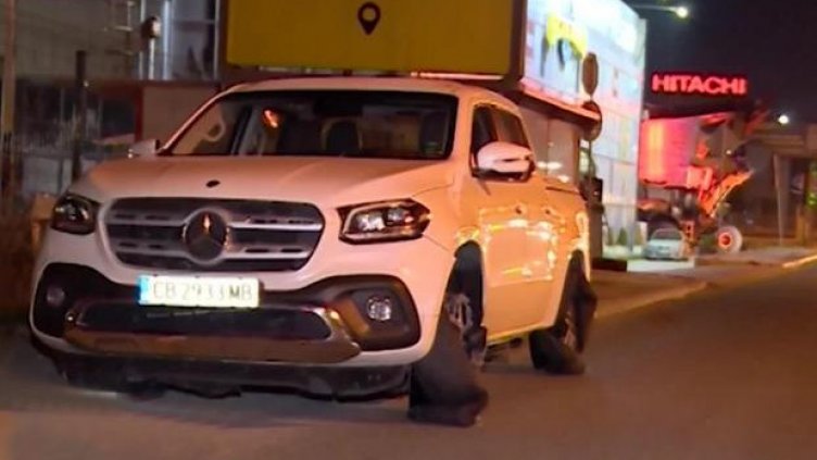 Токев яхнал пикапа с пукнати гуми след скандал. Жена му ги нарязала!