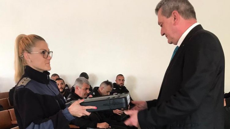 Варненските полицаи получиха нови пистолети (СНИМКИ)