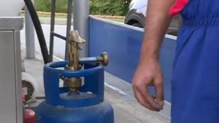 Битовите газови бутилки не бива да се пълнят на колонки за зареждане на МПС, предупреждават от полицията.