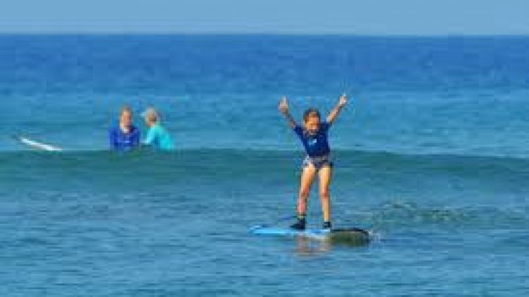 Безплатно сърф обучение за младежи със специални нужди във Варна