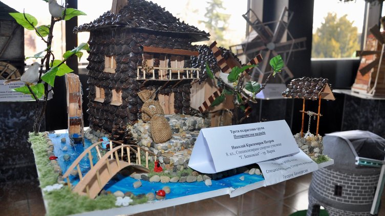 ТВОРБИТЕ, КОИТО УЧАСТВАХА В КОНКУРСА „Вятърни мелници и воденици“ могат да бъдат разгледани във фоайето на Фестивалния и конгресен център във Варна до 10 март. Снимка ПЛАМЕН ГУТИНОВ