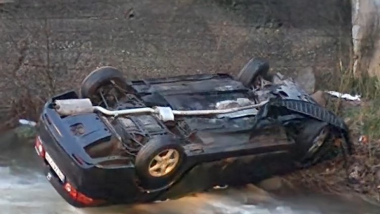 Кола с петима младежи падна във водите на река Черна