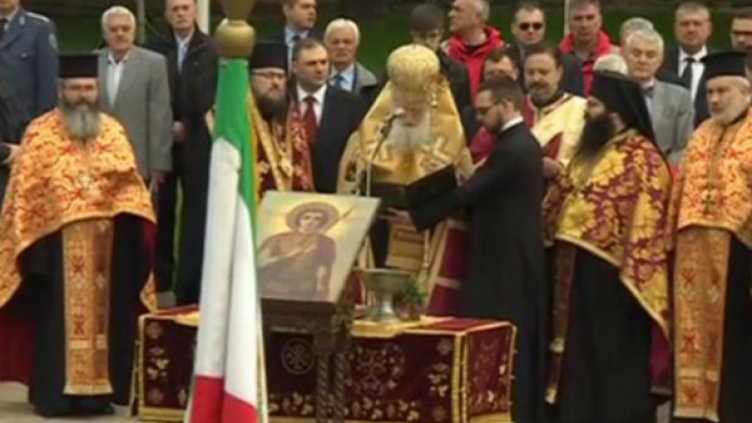 Неофит освети бойните знамена на армията