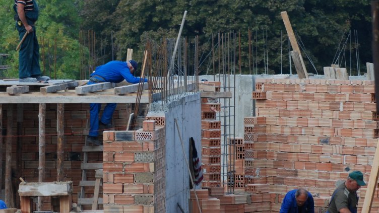 Работещите мъже във Варненско са с 25 хиляди повече от жените