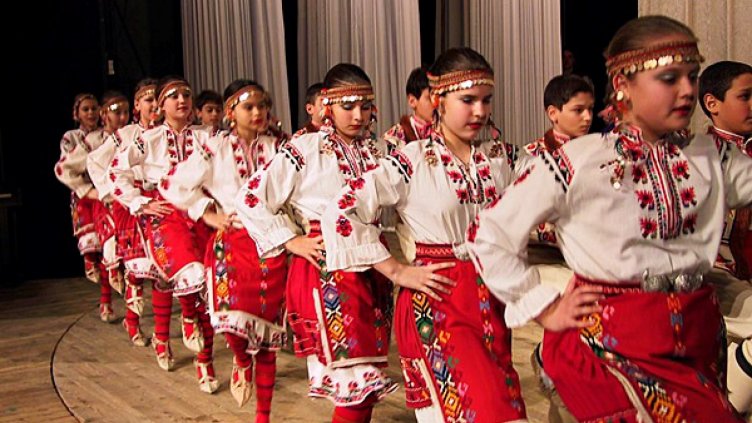 ОУ „Св. Патриарх Евтимий“ се представи отлично на „Фолклорна плетеница“