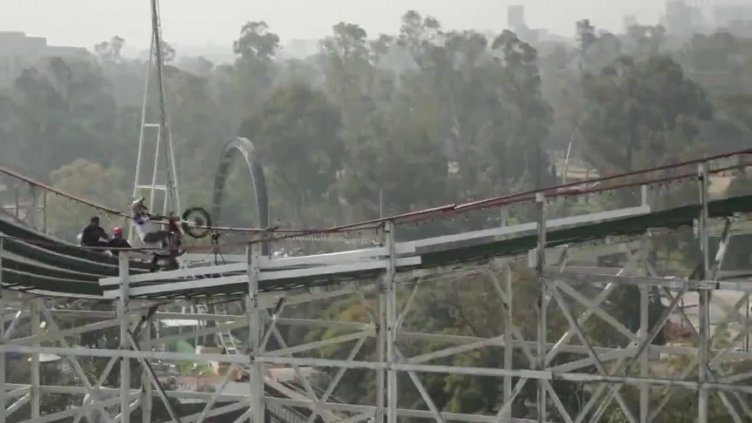 Австралийци прекараха 2 часа блокирани на увеселително влакче (ВИДЕО)