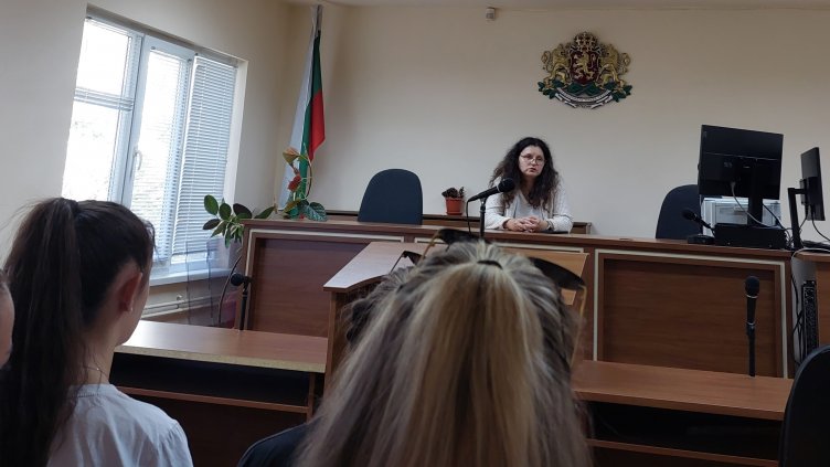 Десетокласници посетиха Районен съд-Варна за среща със съдия Теодора Шишкова