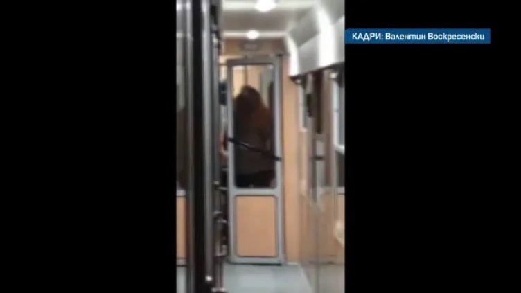 Пътник без билет наби кондукторка във влака