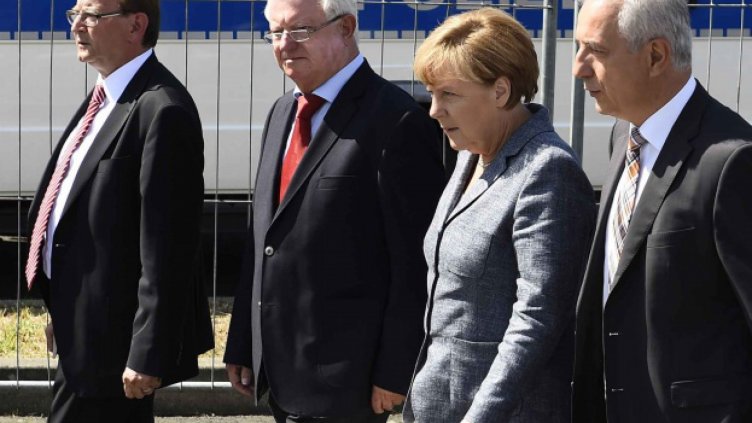 Демонстранти към Меркел: Народна предателка