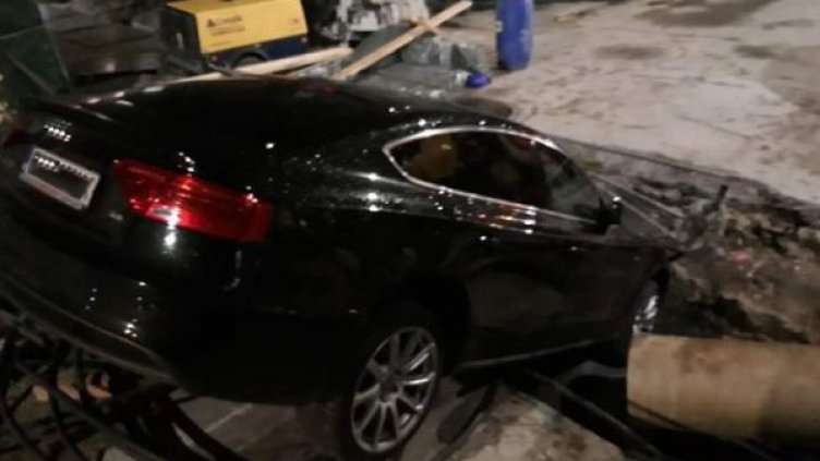 Шофьор с луксозно "Ауди" хлътна в ров на кръстовище. Знаци има, ама...