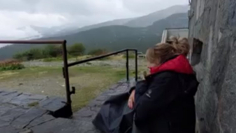 Хижари не пуснаха туристка на сухо по време на буря, била с куче (Видео)